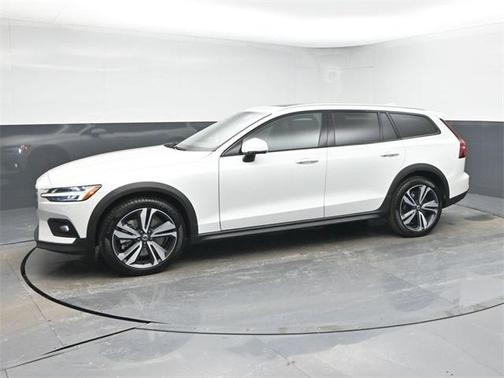 2025 Volvo V60 Cross Country B5 Plus