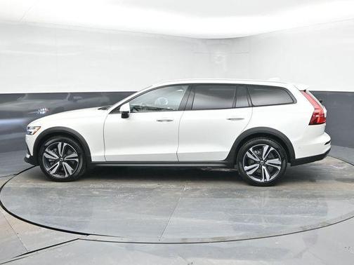 2025 Volvo V60 Cross Country B5 Plus