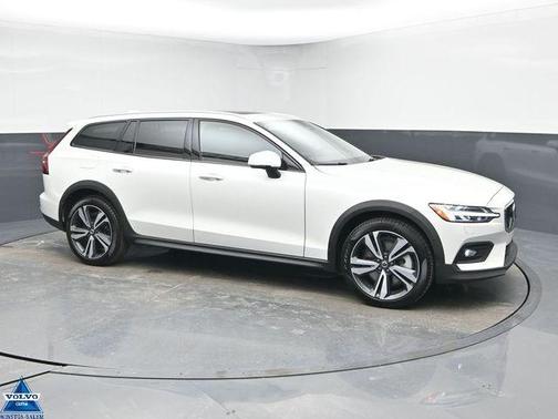 2025 Volvo V60 Cross Country B5 Plus