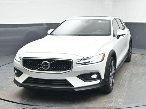 2025 Volvo V60 Cross Country B5 Plus