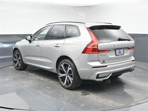2023 Volvo XC60 B6 Ultimate Dark Theme
