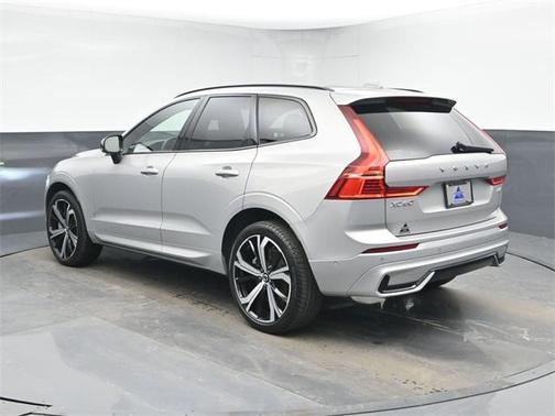 2023 Volvo XC60 B6 Ultimate Dark Theme