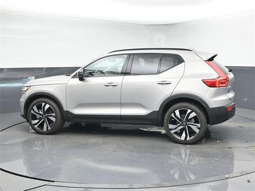 2025 Volvo XC40 B5 Plus Dark Theme