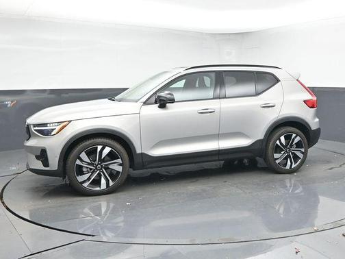 2025 Volvo XC40 B5 Plus Dark Theme