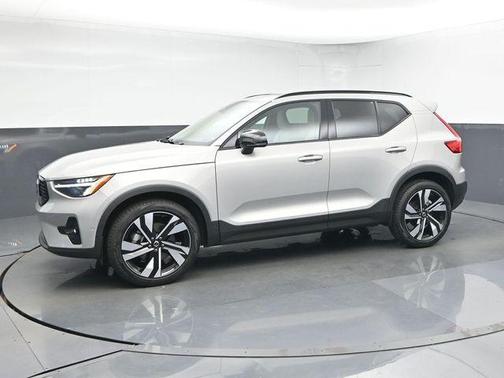 2024 Volvo XC40 B5 Plus Dark Theme