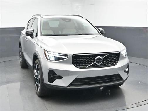 2024 Volvo XC40 B5 Plus Dark Theme