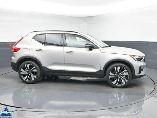 2024 Volvo XC40 B5 Plus Dark Theme