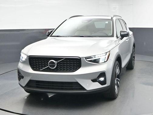 2024 Volvo XC40 B5 Plus Dark Theme