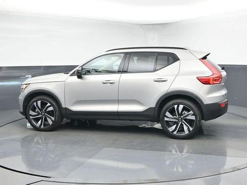 2024 Volvo XC40 B5 Plus Dark Theme