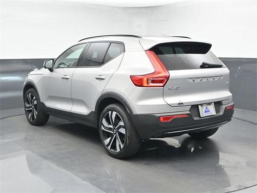 2024 Volvo XC40 B5 Plus Dark Theme