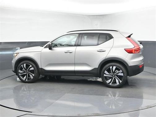 2024 Volvo XC40 B5 Plus Dark Theme