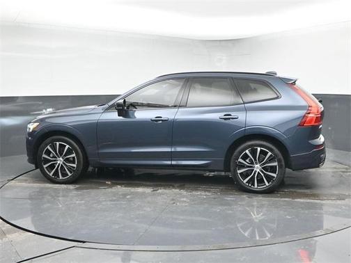 2023 Volvo XC60 B5 Ultimate Dark Theme