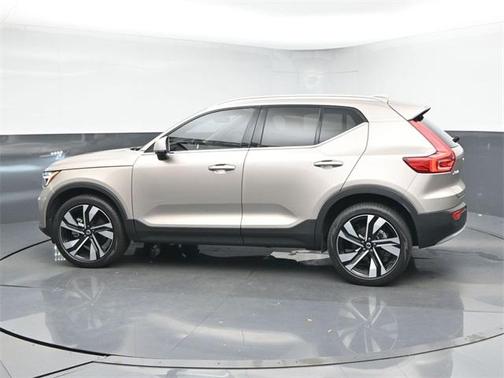 2024 Volvo XC40 B5 Plus Bright Theme