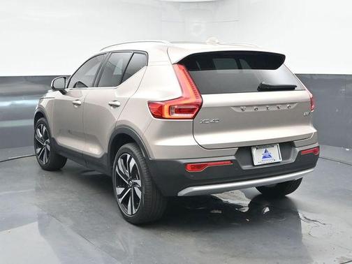 2024 Volvo XC40 B5 Plus Bright Theme