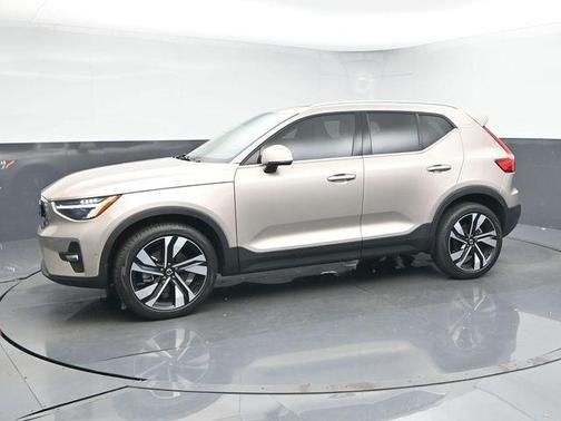 2024 Volvo XC40 B5 Plus Bright Theme