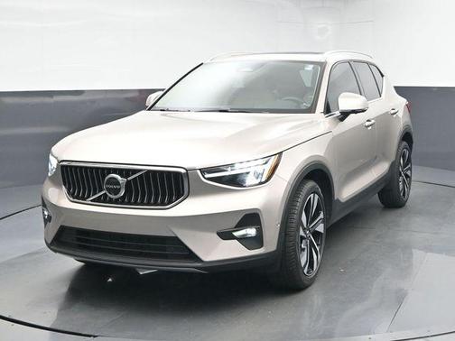 2024 Volvo XC40 B5 Plus Bright Theme