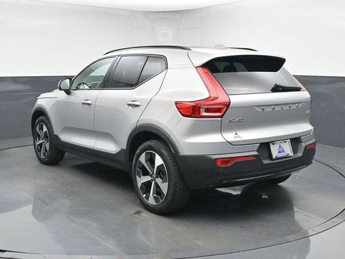 2024 Volvo XC40 B5 Plus Dark Theme