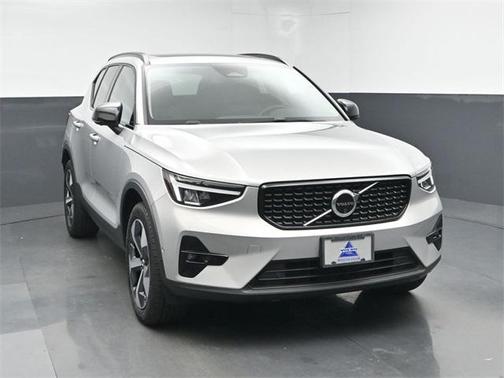 2024 Volvo XC40 B5 Plus Dark Theme