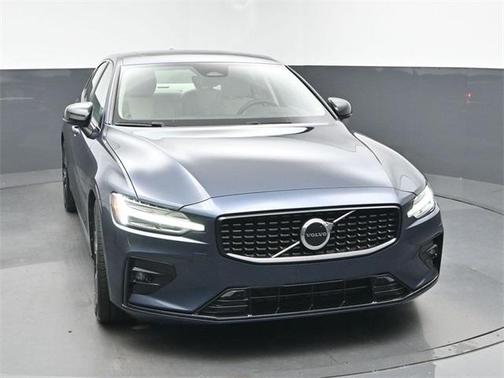 2024 Volvo S60 B5 Core Dark Theme