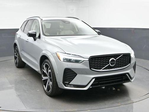Metallic 2024 Volvo XC60 B5 Ultimate Dark Theme