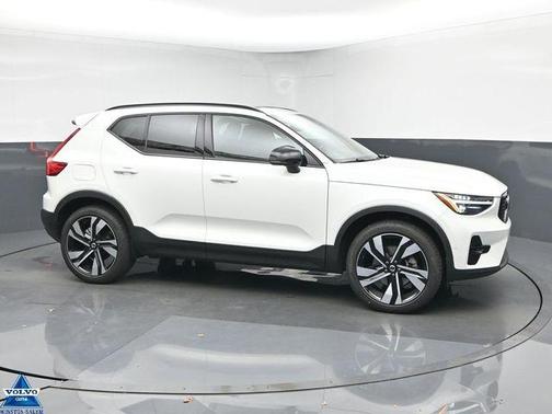 2024 Volvo XC40 B5 Plus Dark Theme
