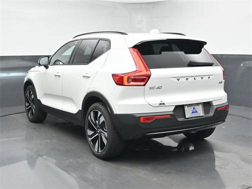 2024 Volvo XC40 B5 Plus Dark Theme
