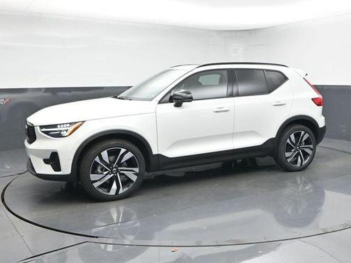 2024 Volvo XC40 B5 Plus Dark Theme
