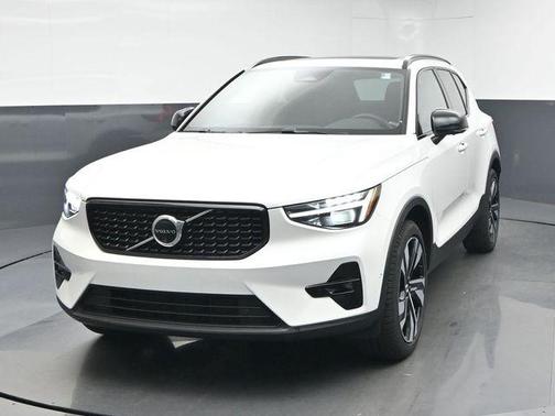 2024 Volvo XC40 B5 Plus Dark Theme