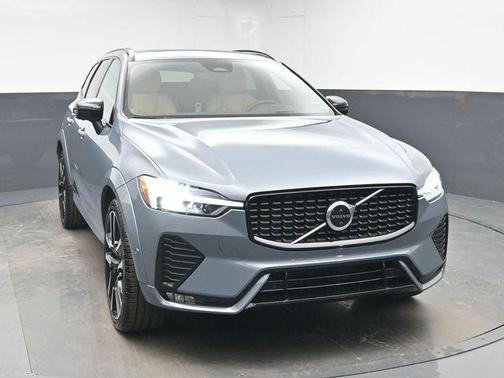 2023 Volvo XC60 B5 Ultimate Dark Theme