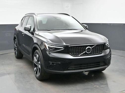 Onyx Black 2026 Volvo XC40 B5 Plus