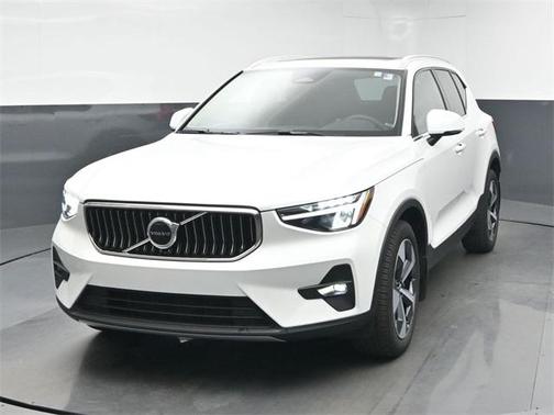 2023 Volvo XC40 B4 Plus Bright Theme