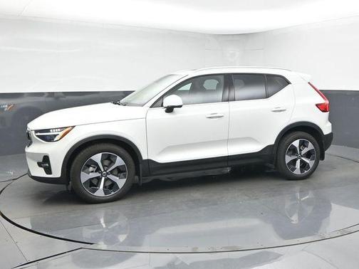 2023 Volvo XC40 B4 Plus Bright Theme