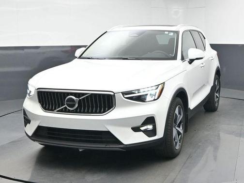 2023 Volvo XC40 B4 Plus Bright Theme