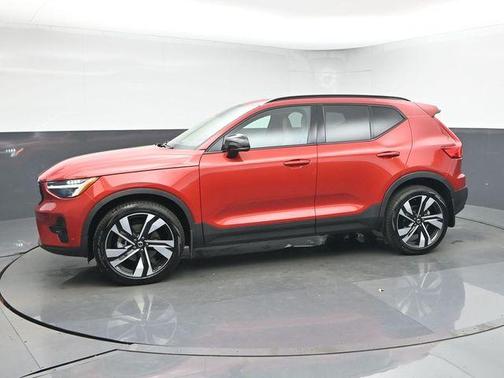2023 Volvo XC40 B5 Plus Dark Theme