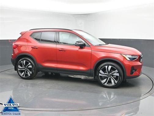 2023 Volvo XC40 B5 Plus Dark Theme