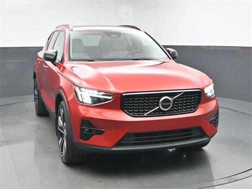 2023 Volvo XC40 B5 Plus Dark Theme