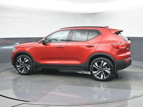2023 Volvo XC40 B5 Plus Dark Theme