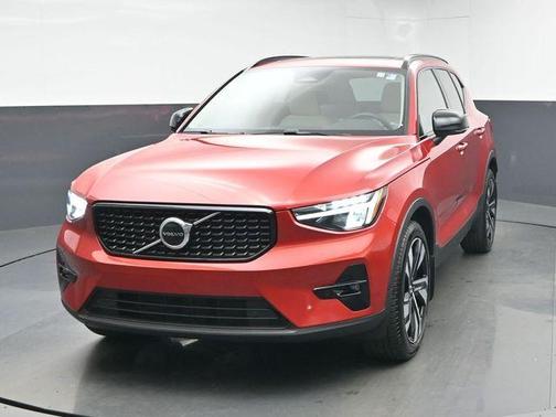 2023 Volvo XC40 B5 Plus Dark Theme