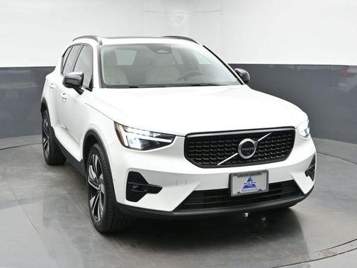 Crystal White 2023 Volvo XC40 B5 Plus Dark Theme