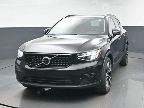 2024 Volvo XC40 B5 Plus Dark Theme