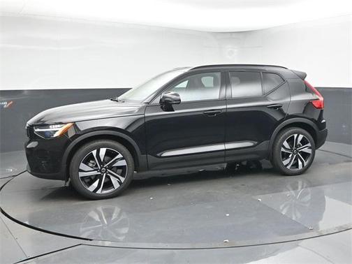 2024 Volvo XC40 B5 Plus Dark Theme
