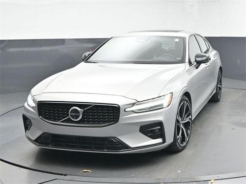 2024 Volvo S60 B5 Ultimate Dark Theme