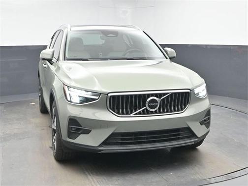 2023 Volvo XC40 B5 Plus Bright Theme