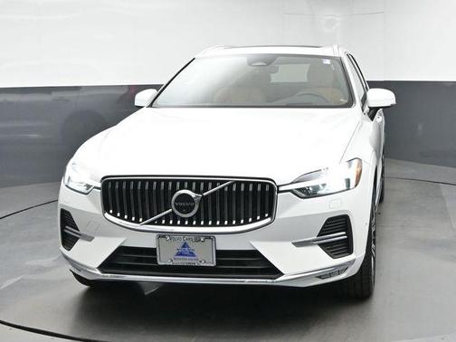 Crystal White 2023 Volvo XC60 B5 Ultimate Bright Theme