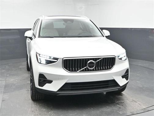 2023 Volvo XC40 B4 Plus Bright Theme