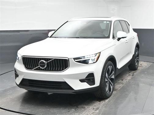 2023 Volvo XC40 B4 Plus Bright Theme