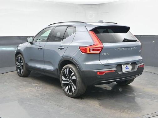 2023 Volvo XC40 B5 Plus Dark Theme