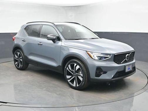 2023 Volvo XC40 B5 Plus Dark Theme