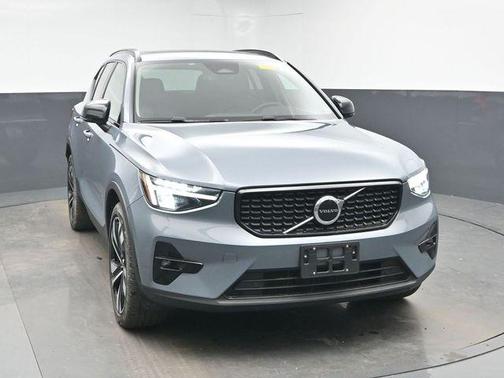 2023 Volvo XC40 B5 Plus Dark Theme