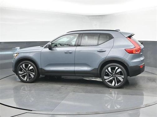 2023 Volvo XC40 B5 Plus Dark Theme